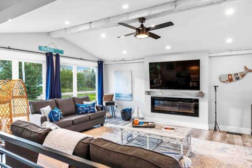 Spacious Oceanview Beach House with hot tub in Côte-d'Or (NB)