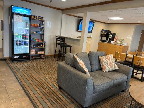 Econo Lodge Arena - image 6