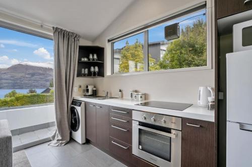 Fernhill Falls Retreat | Lake Views & Parking - image 5
