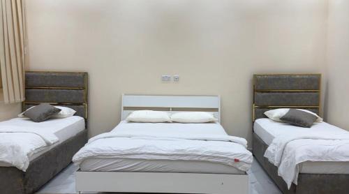 Sunset valley farmhouse in Al Sad