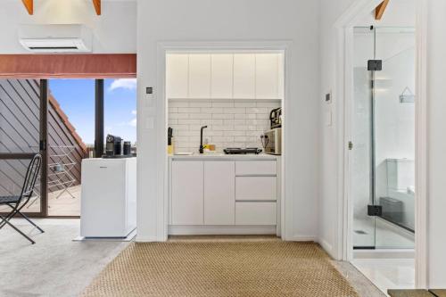 مطبخ, West Harbour Modern Loft Studio with Iconic Skyline in West Harbour