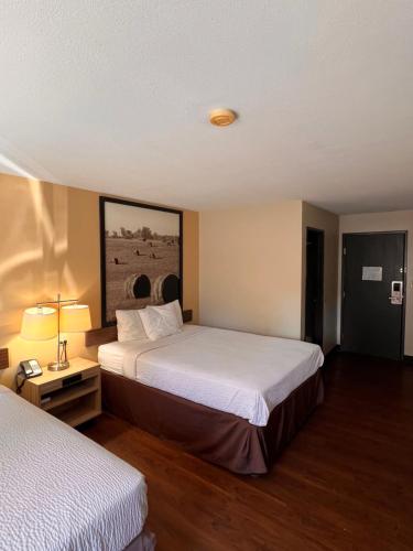 Super 8 by Wyndham Radcliff Ft. Knox Area - image 8