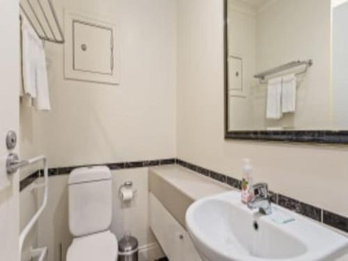 Superking Bed in Stylish Apartment I Zodiak Stays, Auckland (photo 10)