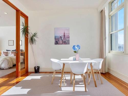 Beautiful and Spacious 1BR in CBD by Zodiak Stays, Auckland (photo 5)