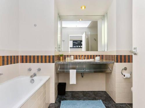Beautiful and Spacious 1BR in CBD by Zodiak Stays, Auckland (photo 8)