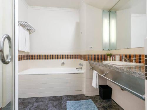 Beautiful and Spacious 1BR in CBD by Zodiak Stays, Auckland (photo 7)