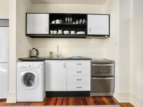 Beautiful and Spacious 1BR in CBD by Zodiak Stays, Auckland (photo 9)