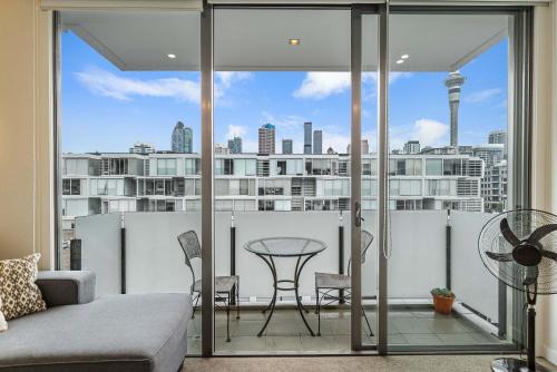 Beautiful 2BR - Pool, Gym & Parking Zodiak Stays - Apartment - Auckland
