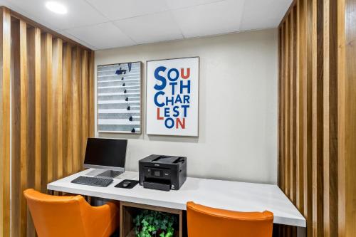 Holiday Inn Express Hotel & Suites Charleston-Southridge by IHG in Charleston, USA