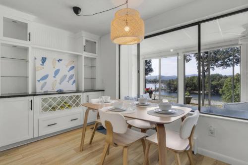 Lakeview Retreat Modern 2BR Condo on Newfound Lake in 布里斯托爾(NH)