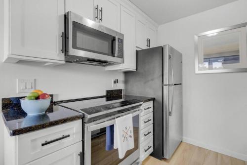 Lakeview Retreat Modern 2BR Condo on Newfound Lake in 布里斯托爾(NH)