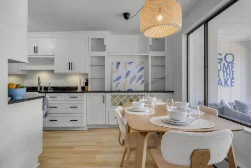 Lakeview Retreat Modern 2BR Condo on Newfound Lake in 布里斯托爾(NH)