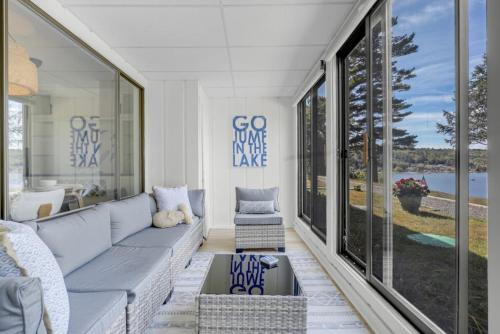 Lakeview Retreat Modern 2BR Condo on Newfound Lake in 布里斯托爾(NH)