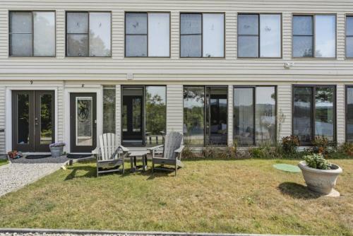 Lakeview Retreat Modern 2BR Condo on Newfound Lake in 布里斯托爾(NH)