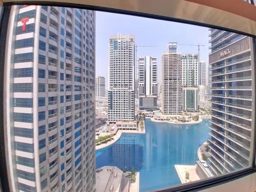 Vacationer Holiday Homes l Glamorous 2 Bedroom l Stunning Lake View l Free Wi-Fi, Dubai (foto 2)