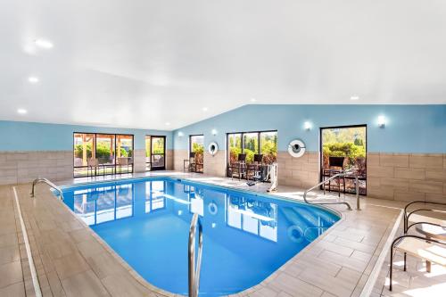 Holiday Inn Express Hotel & Suites Charleston-Southridge by IHG in Charleston, USA