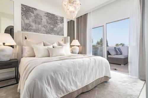 Luxurious Apartment with community Pool & Balcony in Puerto Banús