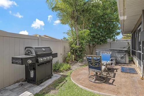 Spend Fall in Naples Hot tub 107th Ave 8 blocks off ocean