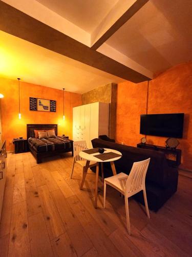 Downtown loft and 24-7 reception