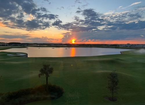 Third-Floor National Golf Course Condo 3BR 2BA, Full Amenities & Ave Maria Access in Immokalee (FL)