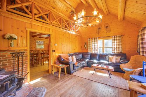 Andover Cabin Retreat with Hot Tub and Fireplace! in Andover, USA