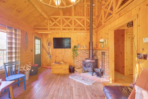 Andover Cabin Retreat with Hot Tub and Fireplace! in Andover, USA