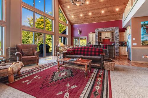 Spacious Leech Lake Home on 2 Private Acres, 200' of lake shore 15 Minutes to Walker with boat lift, in Walker (MN)