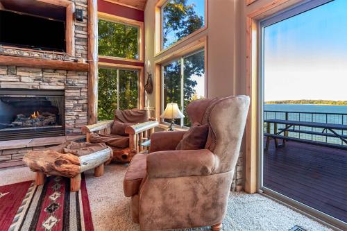 Spacious Leech Lake Home on 2 Private Acres, 200' of lake shore 15 Minutes to Walker with boat lift, in Walker (MN)