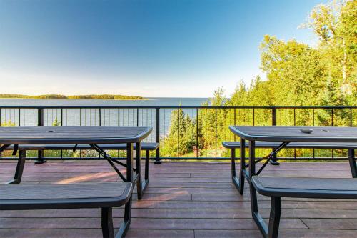 Spacious Leech Lake Home on 2 Private Acres, 200' of lake shore 15 Minutes to Walker with boat lift, in Walker (MN)