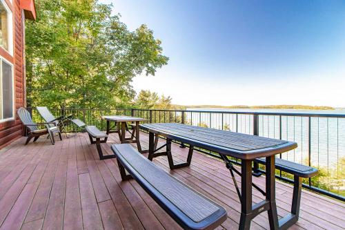 Spacious Leech Lake Home on 2 Private Acres, 200' of lake shore 15 Minutes to Walker with boat lift, in Walker (MN)