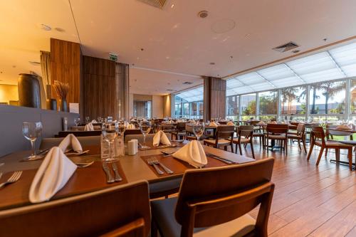 餐廳, 阿雷格里港德維爾總理酒店 (Hotel Deville Prime Porto Alegre) in 小薩爾加多國際機場