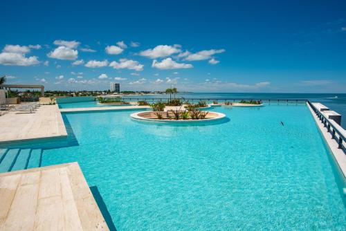 Peldbaseins, Yucalpeten Marina Coastal Elysium, breathtaking 2BR deluxe condo, stunning view in Chuburná