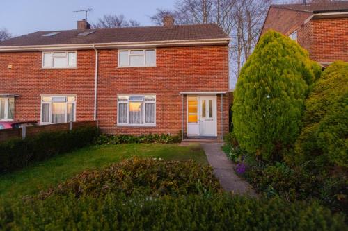 House - Sleeps 8 - Parking - Garden gîte à louer Kings Worthy