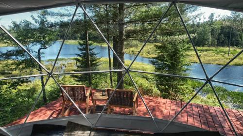 Serenity Point Dome - Romantic Glamping Escape on a Private Pond in Old Forge (NY)