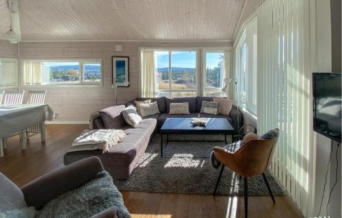 3 Bedroom Cozy Home In Sjusjøen in Sjusjoen