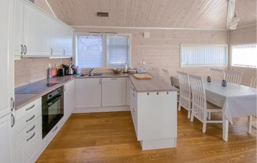 virtuve, 3 Bedroom Cozy Home In Sjusjøen in Sjusjoen
