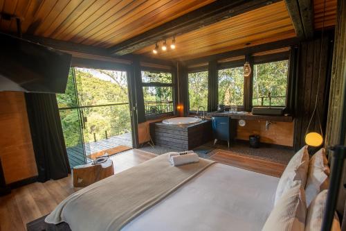 Casa Container 80 - Suítes privativas e sofisticadas integradas à natureza