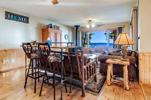 Dog Friendly Leech Lake Home w Perfect Beach Garage Boat Lift in Walker (MN)