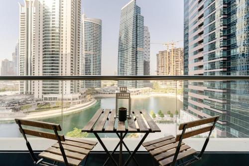 Amazing lake skyline view cozy apartment, Dubaï