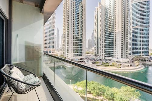 Amazing lake skyline view cozy apartment, Dubai (photo 2)