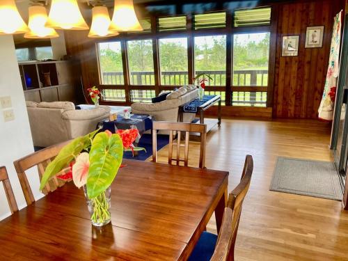 6acres- 6 Bedrms- Soccer Field- Trails- Baths- Swings in Orchidlands Estates (HI)