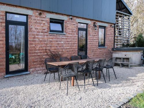 Aed, Holiday home with garden and roofed terrace in Heers