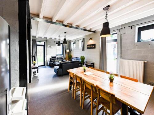 Seadmed, Holiday home with garden and roofed terrace in Heers