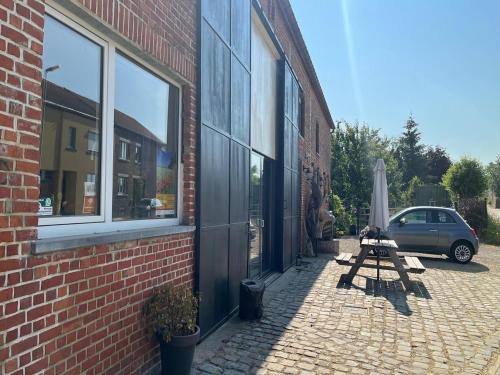 Hotelli välisilme, Apartment with a view of alpacas in Heers