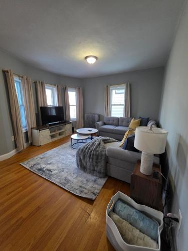 The Maverick Upstairs - NEW! - Lux Apartment - 2 Miles From Airport & Downtown Boston