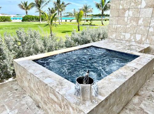 Luxury private suite with jacuzzi- romantic getaway!