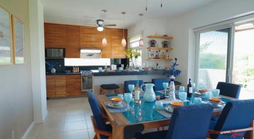 1 Block from Beach, Sleeps 10, Penthouse