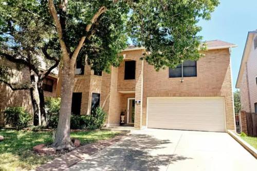 Modern Family Retreat Stylish 3BR GAMEROOM Near Six Flags SeaWorld