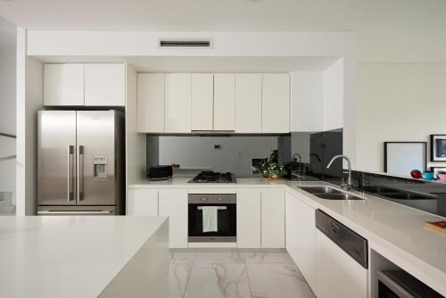Kitchen, Luxury 5BR Home - Park Views - Near CBD & Airport in Alexandria
