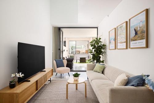 Shared lounge/TV area, Luxury 5BR Home - Park Views - Near CBD & Airport in Alexandria